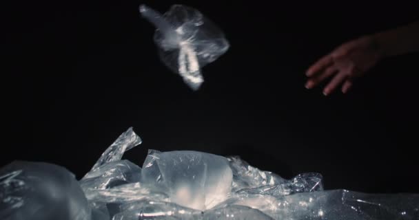 Atık toplama plastik geri dönüşüm elleri çöp — Stok video