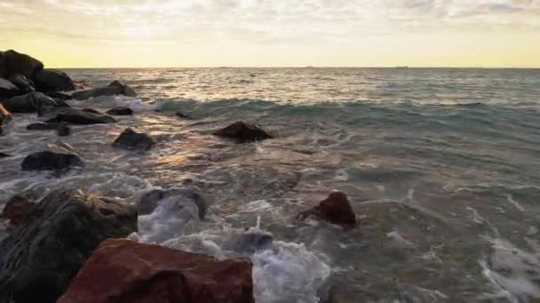 Paisagem marinha fundo pôr do sol skyline ondas espuma rocha — Vídeo de Stock