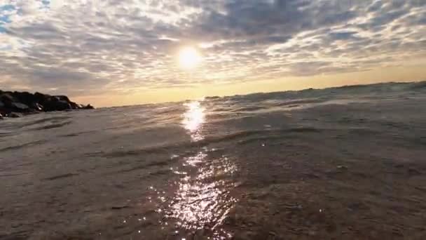 Mare onda alba fondo acqua schizzo skyline — Video Stock