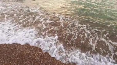Deniz sörfü kıyı şeridi arka planda su dalgası köpüklü kum