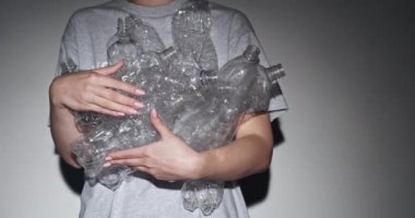 Atık yönetimi plastiği gönüllü şişeleri yeniden kullan