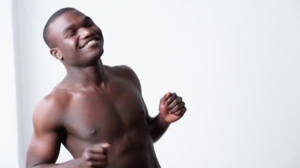 Eğlenceli yaşam tarzı taze başlangıç Afrikalı adam dans ediyor — Stok video
