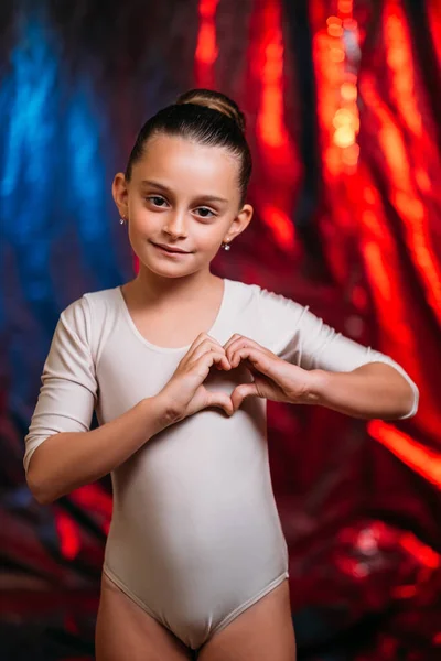 Wspierające dziecko miłość znak baleriny dziewczyna serce — Zdjęcie stockowe