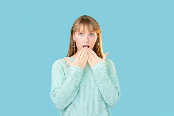 Impressed woman unexpected news omg reaction — Stock Photo, Image