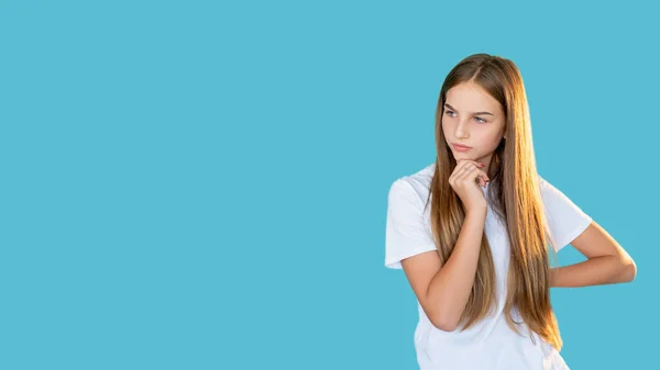 Verwarde tiener probleem oplossing onzeker meisje — Stockfoto