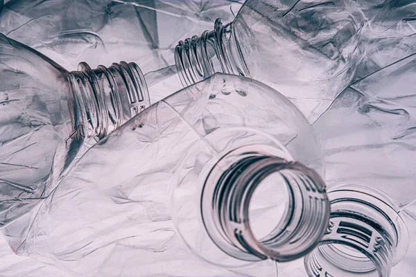 Plaståtervinning noll avfall krossade smutsiga flaskor — Stockfoto