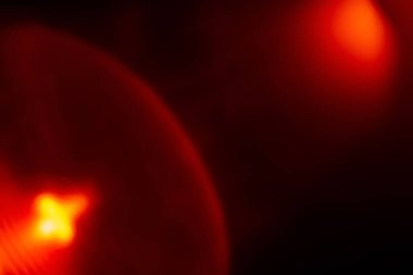 Lens ışığı bulanıklığı ışık kırılması kırmızı koyu renk.