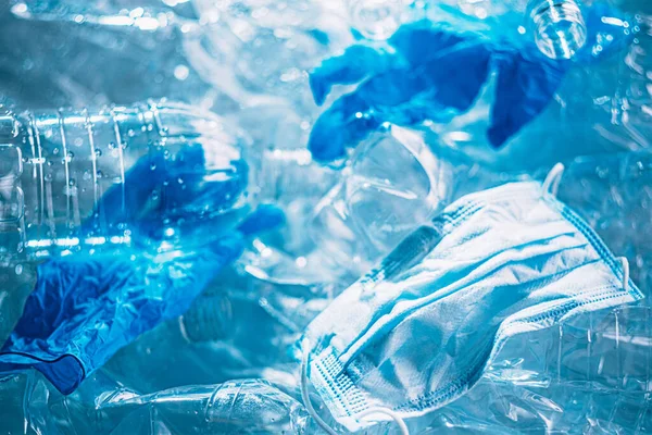 Covid-19 guanti maschera di plastica rifiuti inquinamento viso — Foto Stock