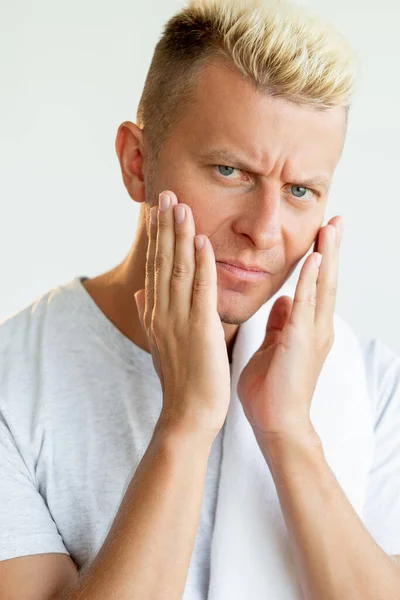 Mężczyzna pielęgnacja twarzy skóry problem dermatologia człowiek — Zdjęcie stockowe