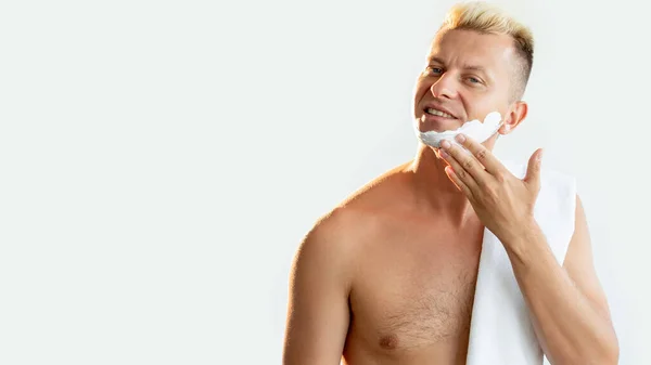 Erkek, kozmetik ürünleri tıraş ediyor, tıraş köpüğü tıraş ediyor. — Stok fotoğraf