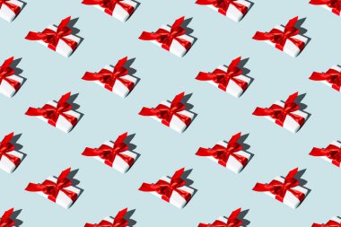 hediye desenli mavi pürüzsüz arka plan kadınlar günü