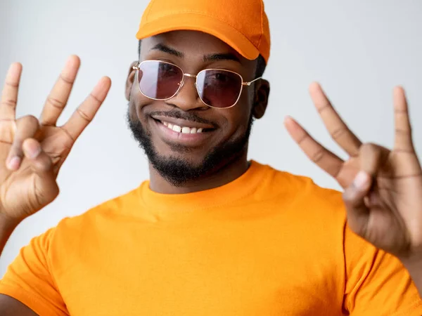 광학 패션 아프리카 남자 주황색 선글라스 — 스톡 사진
