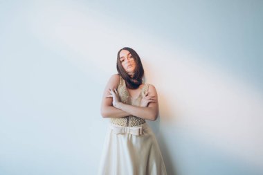 Kadın şıklığı pandemik moda düğün görünüşü