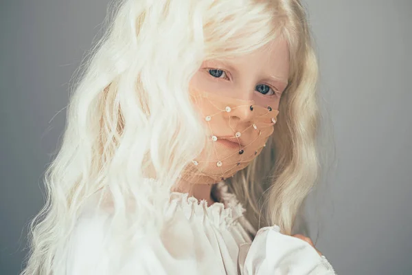 Covid-19 moda infantil glamour look niña mascarilla —  Fotos de Stock
