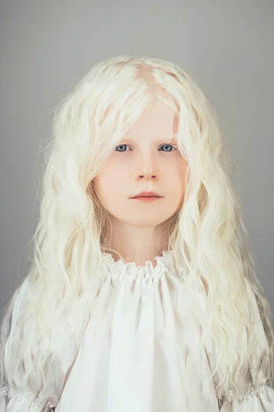 Dulce niña preciosa infancia albino rubia —  Fotos de Stock