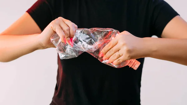 Πλαστικό ανακύκλωσης μπουκάλι γυναίκα διαχείρισης αποβλήτων — Φωτογραφία Αρχείου