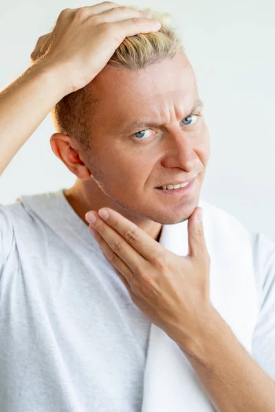 Cuidado de la piel masculina acné problema dermatología hombre cara — Foto de Stock