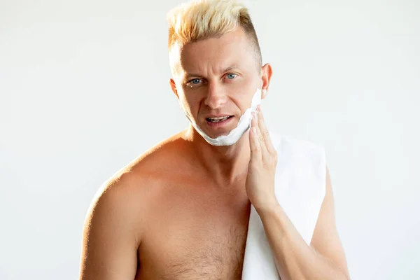 Peluquería de aseo masculino cuidado facial espuma de afeitar — Foto de Stock