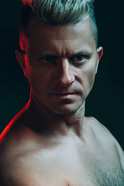 Determinación masculina neón luz retrato hombre brutal — Foto de Stock