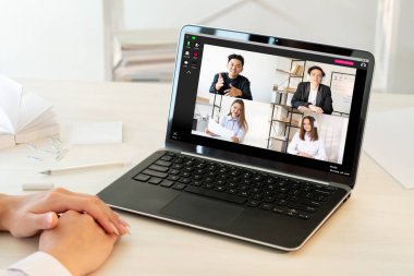 Ev bilgisayarından çalışan web konferans ekibi.