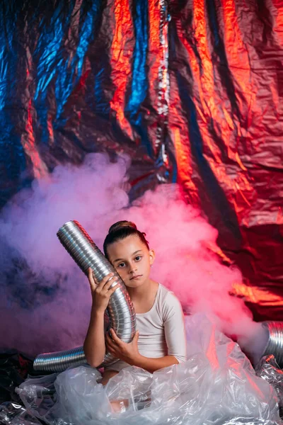 Luftföroreningar rädda naturen deprimerad flicka rök — Stockfoto