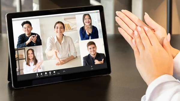 Czat internetowy online rozmowa kwalifikacyjna zespół pracownik tablet — Zdjęcie stockowe