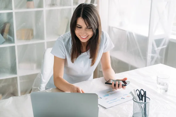 Oficina de trabajo a distancia reubicación mujer lugar de trabajo — Foto de Stock