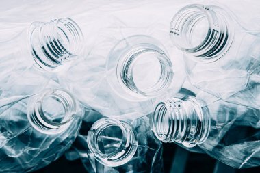 Çevre kirliliği plastik şişe dokusu