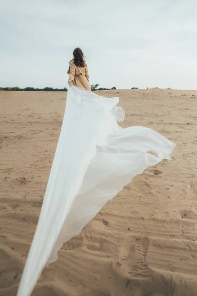 Mujer libertad mujer independencia viento arena desierto — Foto de Stock