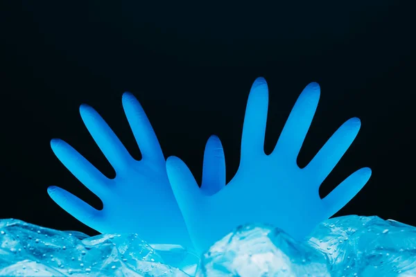 Okyanus kirliliği ekoloji problemi mavi eldiven — Stok fotoğraf
