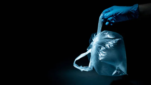 Πλαστικό ρύπανση απόβλητα μείωση χέρι γάντι τσάντα — Φωτογραφία Αρχείου