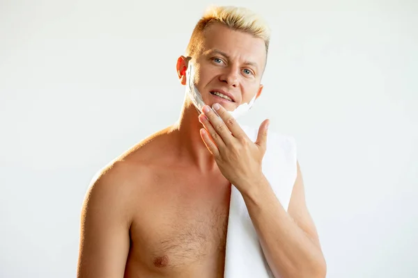 Afeitado masculino peluquero aseo aplicación de espuma cara — Foto de Stock