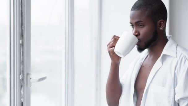 朝のコーヒー新しい始まりリラックスしたアフリカ人男性 — ストック動画