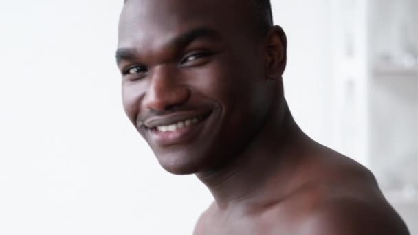 Mężczyzna pielęgnacja skóry higiena leczenie afrykański człowiek twarz — Wideo stockowe