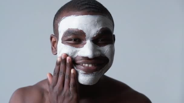 Mężczyzna pielęgnacja twarzy leczenie biały gliny maska — Wideo stockowe