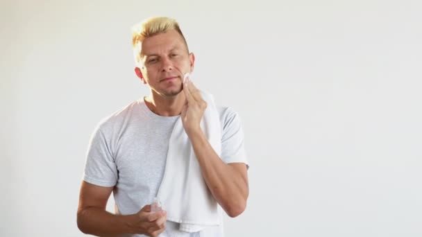 Higiene masculina tratamiento de la piel hombre cara de limpieza — Vídeo de stock