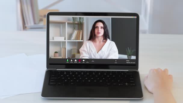 Відео чат віртуальна конференція жінка екран ноутбука — стокове відео