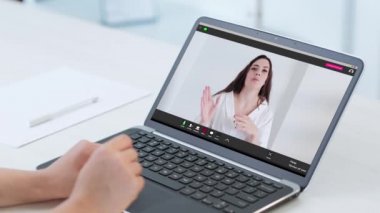 Video çağrısı sanal röportajcı kadın dizüstü bilgisayar ekranı