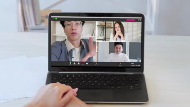 Video chat komunikace na dálku s týmem notebook — Stock video