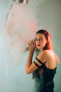 Hava kirliliği. Rahatsız kadın dumanı hariç.