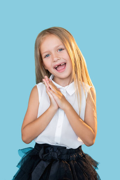 Забавный ребенок идеальный сюрприз вау счастливая маленькая девочка