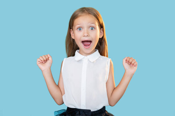 изумленный ребенок идеальный результат вау удивленная девушка