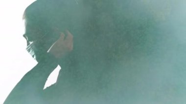 Çift taraflı siluet hava kirliliği olan kadın.