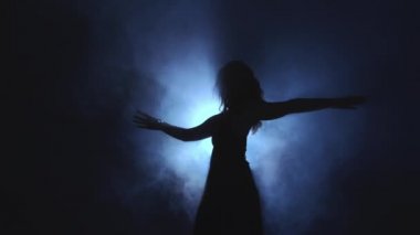 Siluet dansı yapan modern kadın performansı