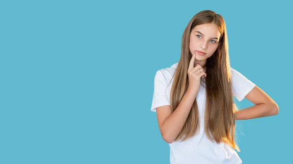 Σκεπτική έφηβος κορίτσι διαφήμιση φόντο μπερδεμένο — Φωτογραφία Αρχείου