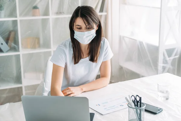 Escritório quarentena remoto trabalho empregado máscara facial — Fotografia de Stock