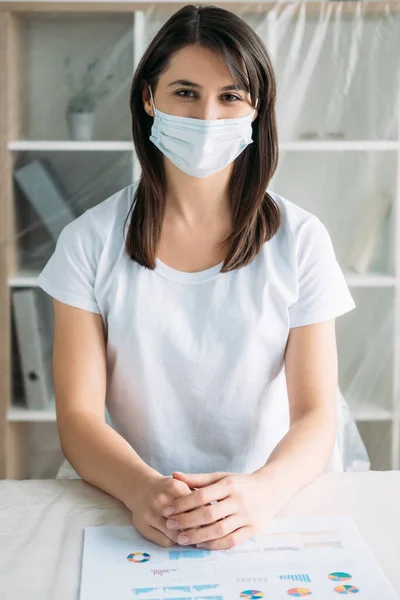 Kontor karantän pandemi åtgärder anställd mask — Stockfoto