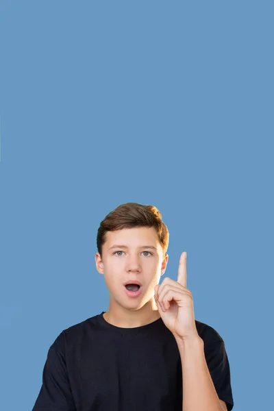 Creatief idee reclame achtergrond geïnspireerd jongen — Stockfoto