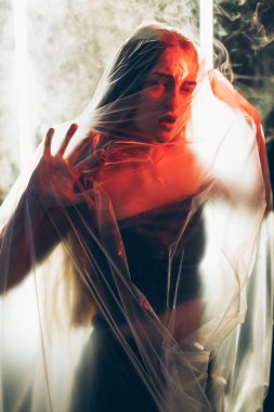 Kadın istismarı. Odaklanmış sanat eseri. Korkmuş kadın.