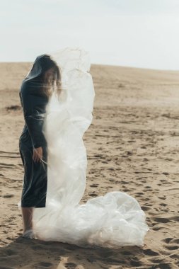 Salgın kendini izolasyon kadın çölünü dağıttı.